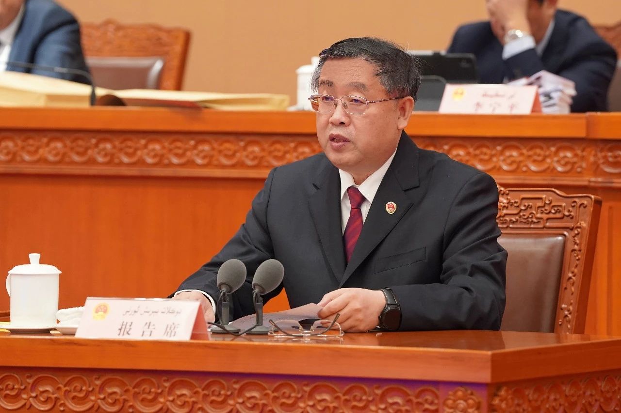 11月26日,自治区人民检察院检察长高继明在第十四届自治区人民代表大会常务委员会第十六次会议上作自治区人民检察院关于行政检察工作情况的报告.jpg